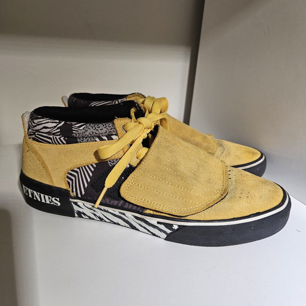 Etnies Yellow and Black Shoes